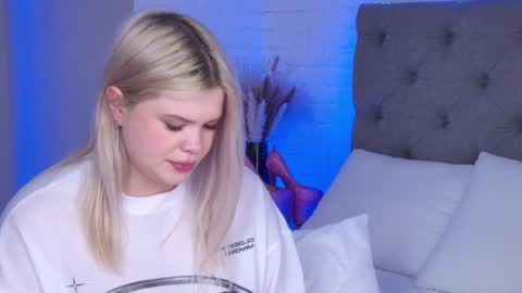 Snapshot of tweety_pie_ chatting on 01-24-25, 08:23 Hallie online show from 01-24-25, 08:23