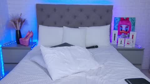 Snapshot of tweety_pie_ chatting on 02-18-25, 01:54 Hallie online show from 02-18-25, 01:54