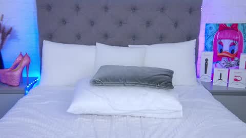 Snapshot of tweety_pie_ chatting on 02-18-25, 04:58 Hallie online show from 02-18-25, 04:58