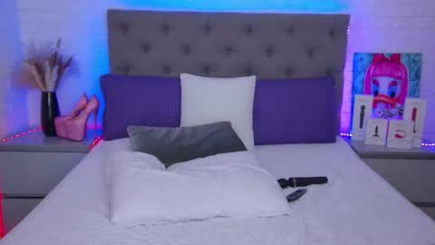 Snapshot of tweety_pie_ chatting on 02-24-25, 04:38 Hallie online show from 02-24-25, 04:38