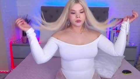 Snapshot of tweety_pie_ chatting on 03-06-25, 05:03 Hallie online show from 03-06-25, 05:03