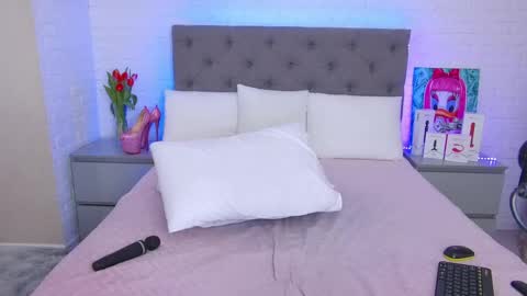 Snapshot of tweety_pie_ chatting on 03-07-25, 07:41 Hallie online show from 03-07-25, 07:41