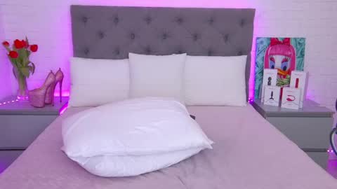 Snapshot of tweety_pie_ chatting on 03-08-25, 04:34 Hallie online show from 03-08-25, 04:34