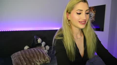 Snapshot of tweety_twist chatting on 12-24-24, 12:11 MayCarrey online show from 12-24-24, 12:11