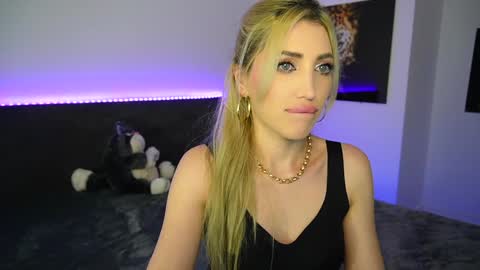 Snapshot of tweety_twist chatting on 01-02-25, 01:27 MayCarrey online show from 01-02-25, 01:27