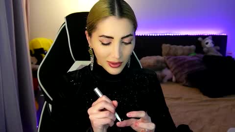 Snapshot of tweety_twist chatting on 12-14-25, 09:08 MayCarrey online show from 12-14-25, 09:08