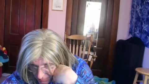 Snapshot of twin53 chatting on 01-25-25, 12:58 Kitten online show from 01-25-25, 12:58