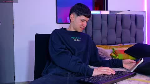 Snapshot of twink_daren chatting on 06-10-26, 07:02 Mr Daren online show from 06-10-26, 07:02