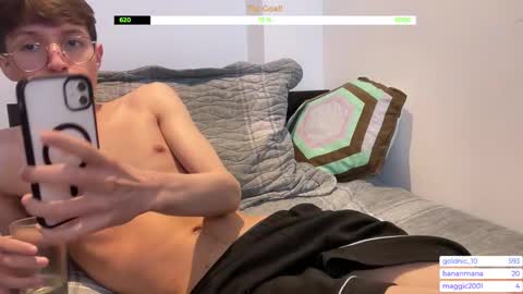 Snapshot of twinkie_19_004 chatting on 11-16-25, 05:35 Santiago online show from 11-16-25, 05:35