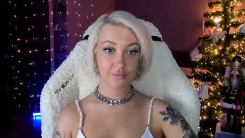 Snapshot of tykioty_miley chatting on 12-21-24, 12:38 Miley online show from 12-21-24, 12:38