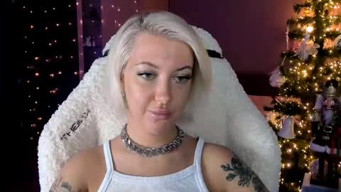 Snapshot of tykioty_miley chatting on 12-22-24, 01:44 Miley online show from 12-22-24, 01:44