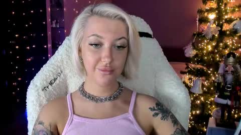 Snapshot of tykioty_miley chatting on 12-25-24, 03:38 Miley online show from 12-25-24, 03:38