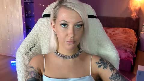 Snapshot of tykioty_miley chatting on 10-11-25, 10:47 Miley online show from 10-11-25, 10:47