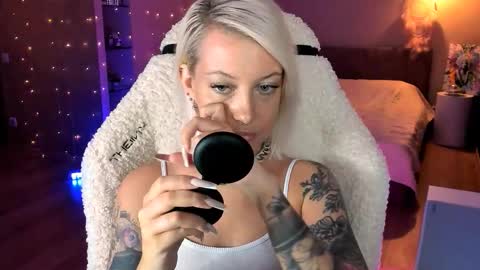 Snapshot of tykioty_miley chatting on 10-20-25, 11:32 Miley online show from 10-20-25, 11:32