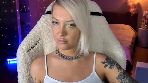 Snapshot of tykioty_miley chatting on 10-22-25, 12:16 Miley online show from 10-22-25, 12:16