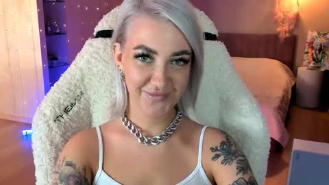 Snapshot of tykioty_miley chatting on 10-25-25, 11:29 Miley online show from 10-25-25, 11:29