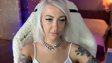 Snapshot of tykioty_miley chatting on 11-01-25, 11:12 Miley online show from 11-01-25, 11:12