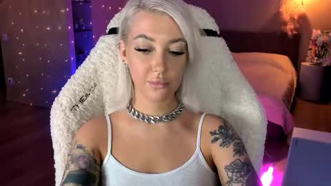 Snapshot of tykioty_miley chatting on 11-08-25, 10:59 Miley online show from 11-08-25, 10:59