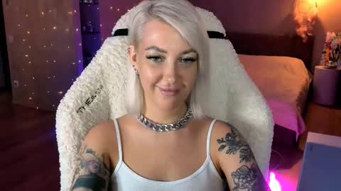 Snapshot of tykioty_miley chatting on 11-09-25, 11:30 Miley online show from 11-09-25, 11:30