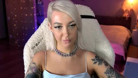 Snapshot of tykioty_miley chatting on 11-14-25, 12:15 Miley online show from 11-14-25, 12:15