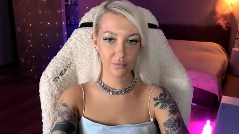 Snapshot of tykioty_miley chatting on 11-29-25, 11:02 Miley online show from 11-29-25, 11:02