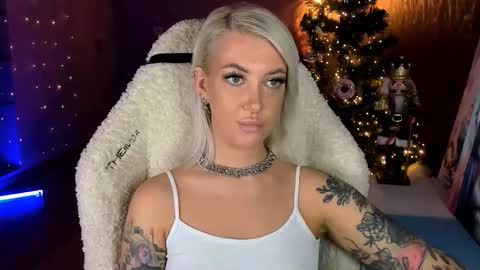 Snapshot of tykioty_miley chatting on 01-10-26, 01:02 Miley online show from 01-10-26, 01:02