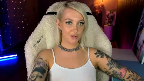 Snapshot of tykioty_miley chatting on 03-28-26, 01:22 Miley online show from 03-28-26, 01:22