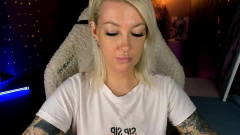 Snapshot of tykioty_miley chatting on 04-10-26, 01:05 Miley online show from 04-10-26, 01:05