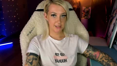 Snapshot of tykioty_miley chatting on 04-11-26, 12:09 Miley online show from 04-11-26, 12:09