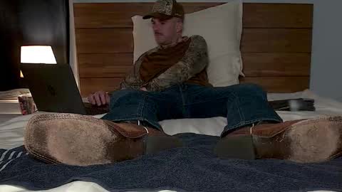 Snapshot of tylerlogan813 chatting on 11-01-25, 02:02 TylerLogan813 online show from 11-01-25, 02:02