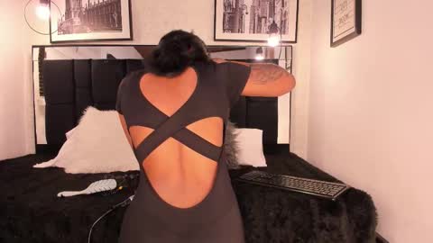 Snapshot of tylla_ chatting on 09-27-25, 03:44       online show from 09-27-25, 03:44