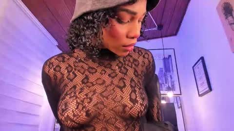 Snapshot of tylla_ chatting on 10-06-25, 03:59       online show from 10-06-25, 03:59