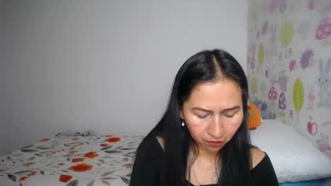 Snapshot of tyna_b chatting on 05-19-26, 04:13 Tyna online show from 05-19-26, 04:13