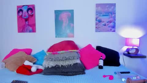 tyra   online show from 12-18-25, 03:23