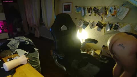 Snapshot of tyran28111984 chatting on 03-17-26, 02:16 Sascha online show from 03-17-26, 02:16