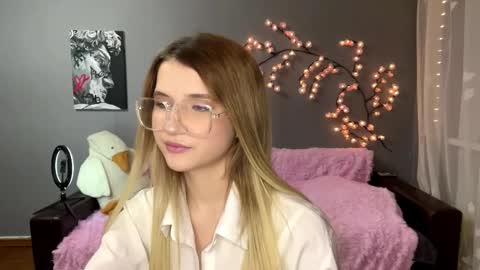 Snapshot of ulalittlepage chatting on 12-14-25, 04:12 Vikki online show from 12-14-25, 04:12