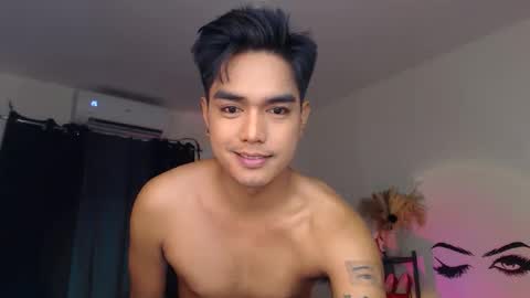 Snapshot of ultimatesexytrans chatting on 03-05-25, 08:32 Alex online show from 03-05-25, 08:32