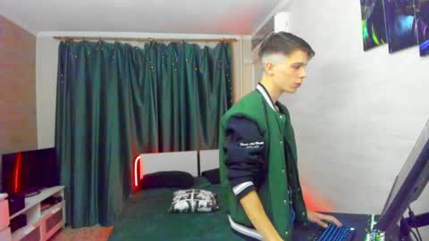 Snapshot of unitalex chatting on 11-06-25, 07:59 Alex online show from 11-06-25, 07:59