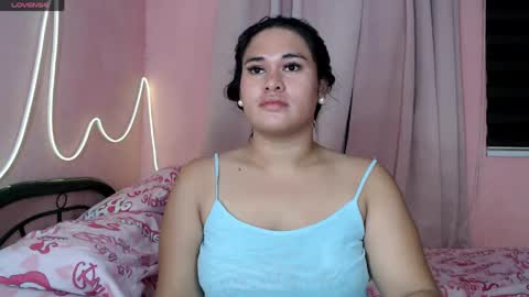 Snapshot of ur_baby_rebbecca chatting on 05-01-26, 12:43 SINGLE online show from 05-01-26, 12:43
