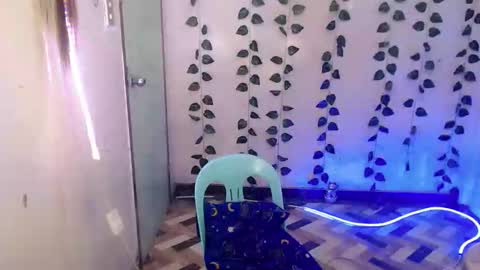 Snapshot of ur_ugly_princess chatting on 03-08-26, 02:04 chesca online show from 03-08-26, 02:04