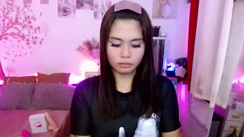 Snapshot of ur_ultimatedreamgirlxoxo chatting on 05-19-26, 02:29 HelloIm Girly online show from 05-19-26, 02:29