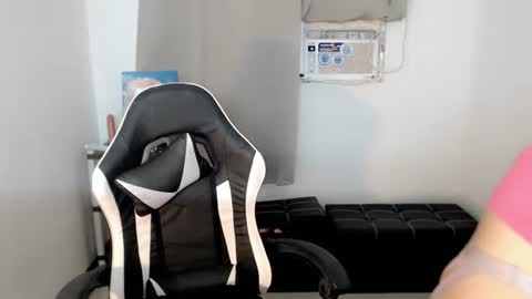 Snapshot of urbaby_kat chatting on 09-28-25, 06:52 Kat online show from 09-28-25, 06:52