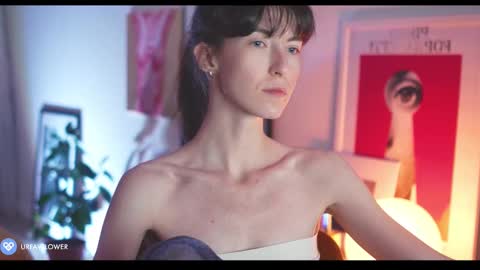 Snapshot of urfavflwers chatting on 02-03-25, 11:05 Aleksandra online show from 02-03-25, 11:05