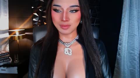 Snapshot of urgoddess_bella chatting on 10-03-25, 08:55 My bella 3 online show from 10-03-25, 08:55