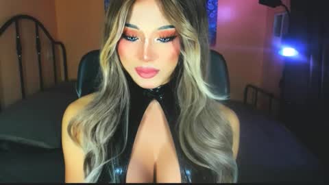 Snapshot of urgoddess_bella chatting on 11-17-25, 11:49 My bella 3 online show from 11-17-25, 11:49