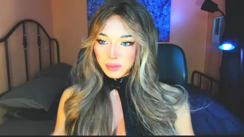 Snapshot of urgoddess_bella chatting on 11-19-25, 01:16 My bella 3 online show from 11-19-25, 01:16