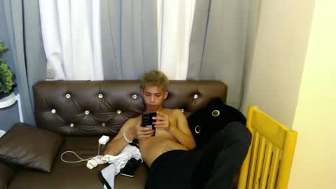 Snapshot of urhotfuckingass chatting on 06-03-26, 03:39 richard online show from 06-03-26, 03:39