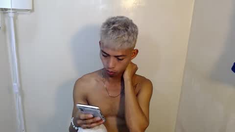 Snapshot of urhotfuckingass chatting on 06-08-26, 09:48 richard online show from 06-08-26, 09:48