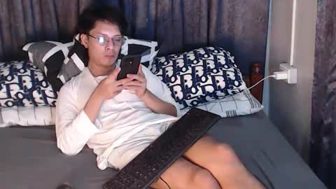 Snapshot of urpinoyasianx chatting on 10-24-25, 08:33 Mel online show from 10-24-25, 08:33