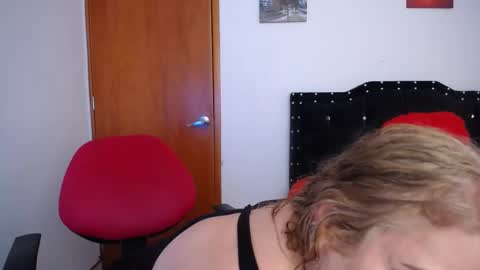Snapshot of ursulawhite69 chatting on 02-23-25, 04:35 Eveling Blanco online show from 02-23-25, 04:35